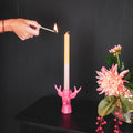 Kerzenhalter Rentier aus Keramik in Neonpink – 11 x 6 x 11 cm